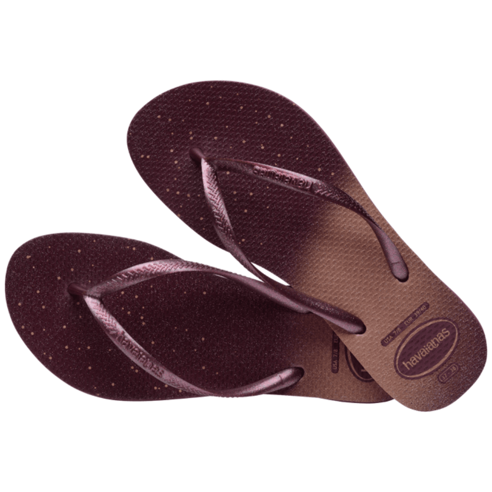 Par de chinelos Havaianas Slim Gloss sobrepostos, destacando tiras brilhantes e palmilha com pontos dourados